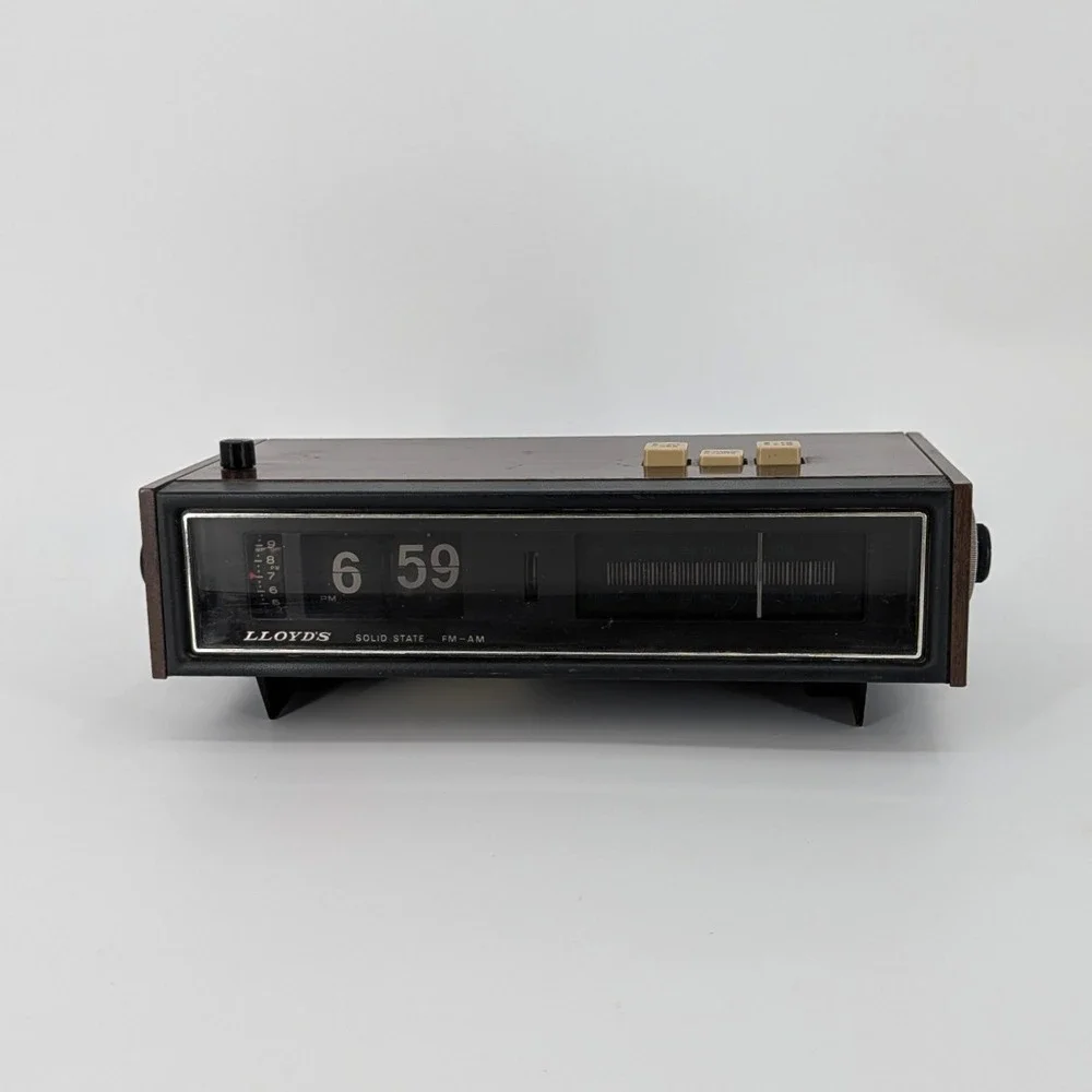 Lloyd's Vintage Flip Clock Radio AM/FM Solid State Wood Grain 1J61G-07A
